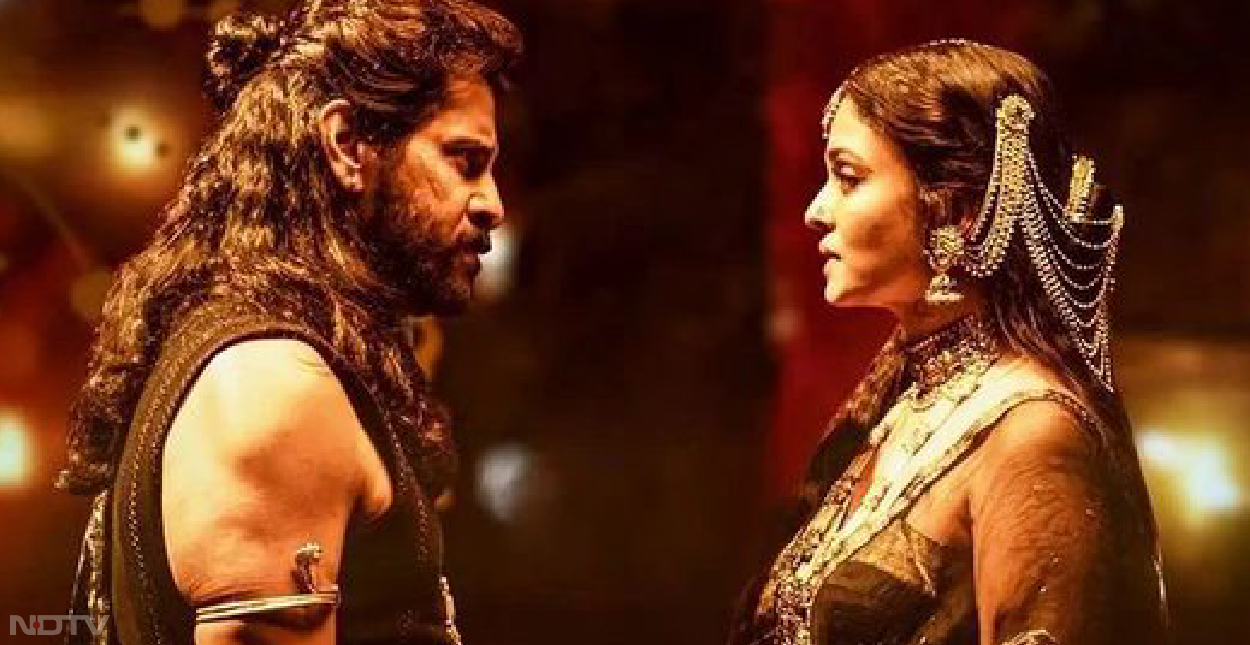 ‘पोन्नियिन सेलवन 2' वैसे तो तमिल भाषा की फ‍िल्‍म है, लेकिन इसे हिंदी, तेलेगु, मलयालम और कन्‍नड़ भाषाओं में भी रिलीज किया गया है। पीएस 2 में साउथ की इंडस्‍ट्री के बड़े स्‍टार्स भूमिका निभा रहे हैं। बॉलीवुड से ऐश्‍वर्या राय बच्‍चन बड़ा नाम हैं। फ‍िल्‍म को देखने के लिए दर्शकों की भीड़ उमड़ रही है। अब देखना है कि सोमवार से दर्शकों का रुख कैसा रहता है। तस्‍वीरें, सोशल मीडिया से।