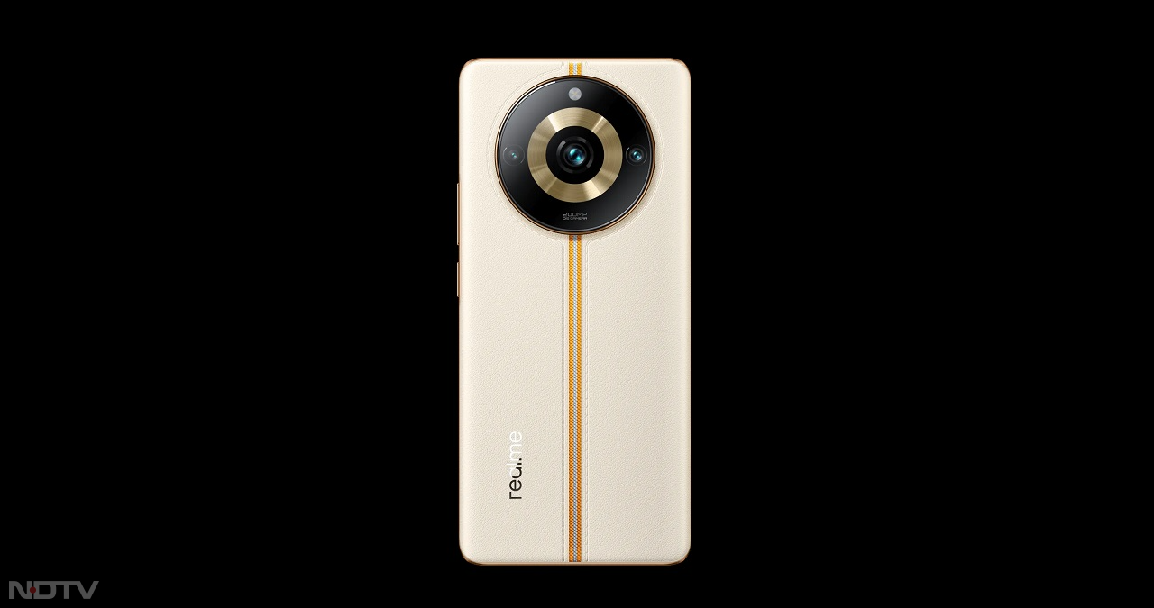 Realme 11 Pro+ में वाई-फाई, जीपीएस, एनएफसी, यूएसबी टाइप-सी से लैस है। सिक्योरिटी के लिए इस फोन में इन-डिस्&zwj;प्&zwj;ले फ&zwj;िंगरप्रिंट सेंसर भी दिया गया है।