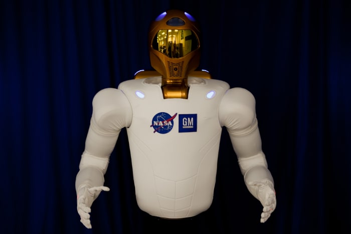 Photo : Spacewalking robot, sends tweets
