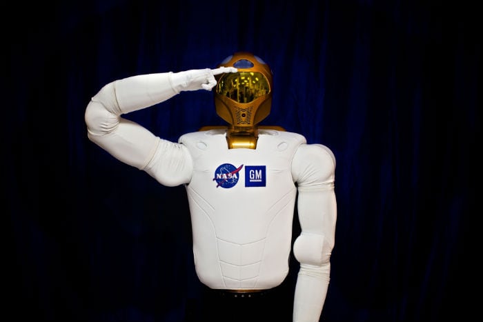 R2 salutes (Photo: NASA)