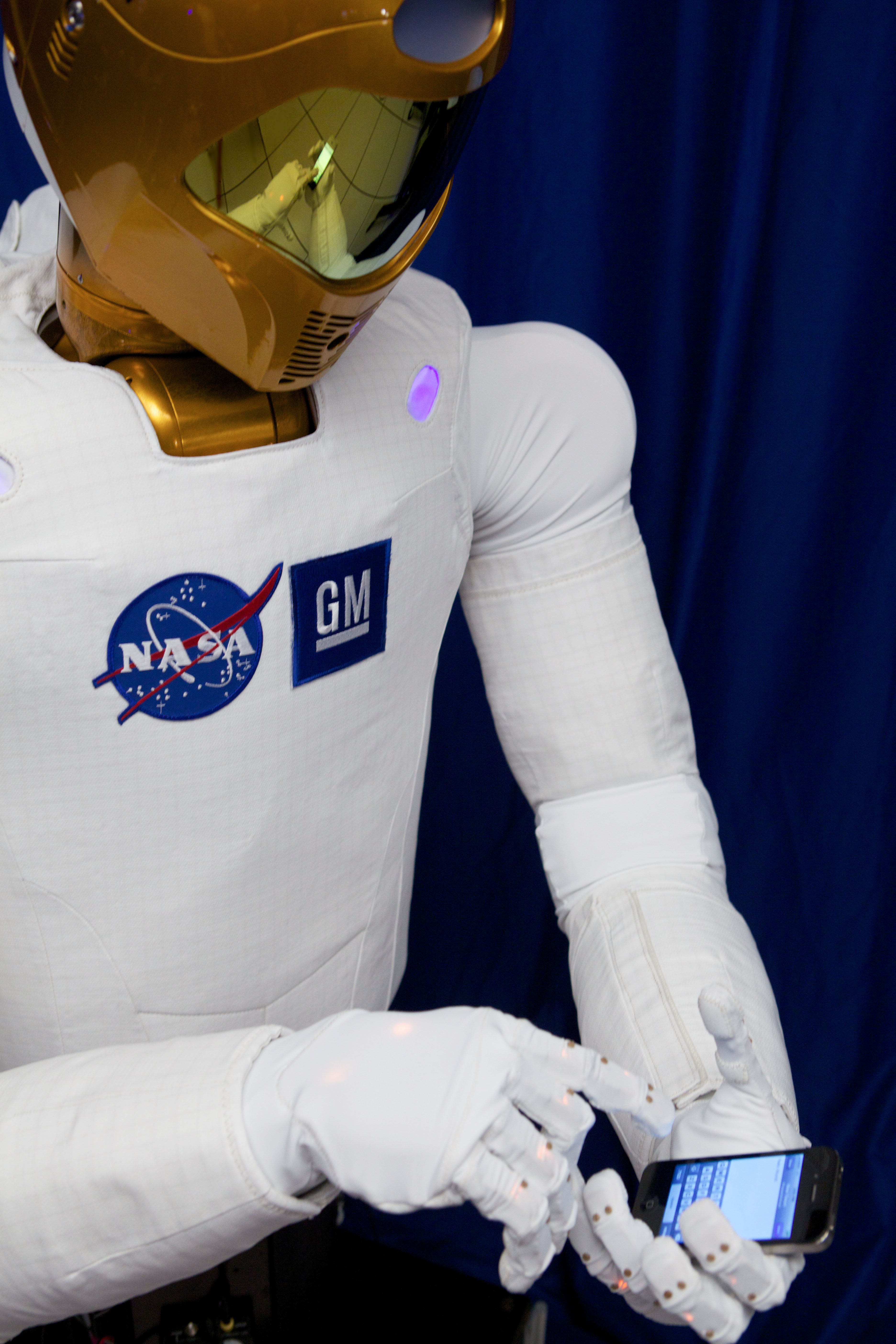 You can now follow R2 on Twitter at www.twitter.com/AstroRobonaut. With the help of its team, the robot sent its first tweet on July 26. (Photo: NASA)