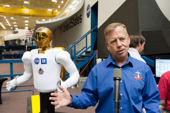 NASA astronaut Steve Lindsey, commander of Discovery mission, speaks to members of the media and NASA personnel during Robonaut 2 media day in the Space Vehicle Mock-up Facility at NASA's Johnson Space Center. (Photo: NASA)
