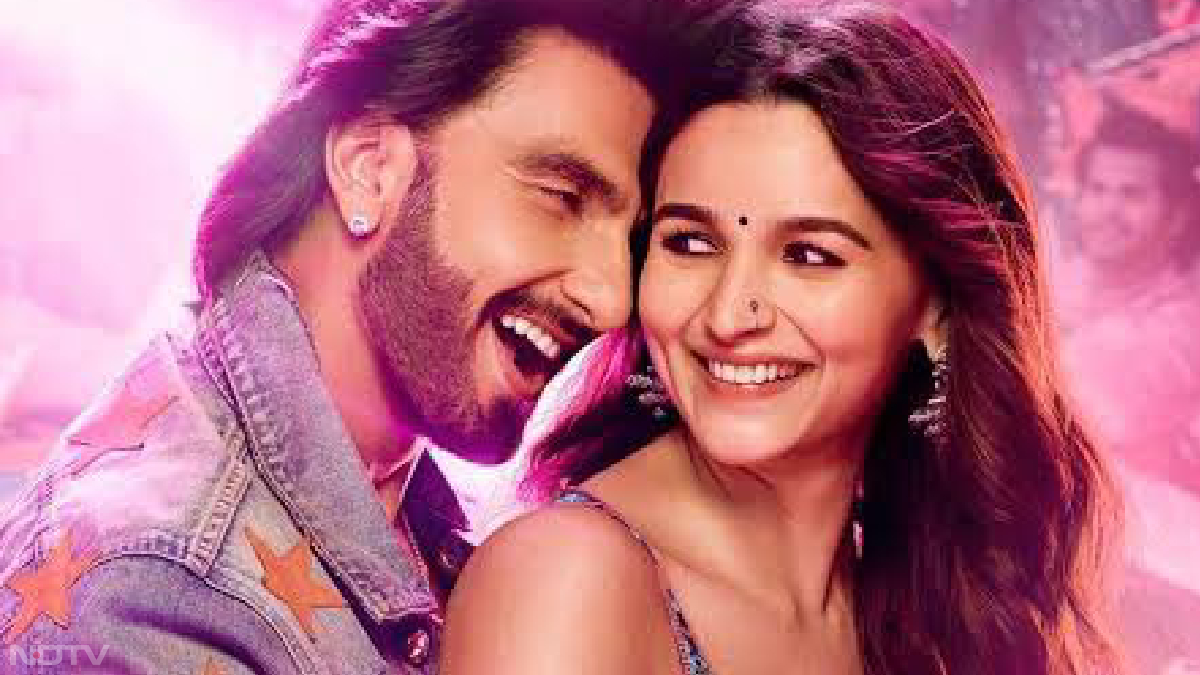 वीकडेज किसी भी फ‍िल्‍म के लिए चुनौती भरे होते हैं। ‘रॉकी और रानी की प्रेम कहानी' के लिए भी सोमवार का दिन कलेक्‍शन में गिरावट ला सकता है। Sacnilk का अनुमान है कि फ‍िल्‍म की कमाई 7 करोड़ रुपये के आसपास सिमट सकती है। हालांकि 4 दिनों में फ‍िल्‍म की कमाई 50 करोड़ रुपये के पार पहुंच जाएगी, जोकि अच्‍छी बात है। फ‍िल्‍म इस तरह से कारोबार करती रही, तो दूसरे वीकेंड तक 100 करोड़ रुपये के करीब पहुंच सकती है।