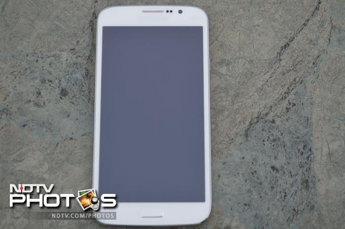 The <a href="http://gadgets.ndtv.com/samsung-galaxy-mega-5.8-535">Samsung Galaxy Mega 5.8</a> sports a 5.8-inch TFT screen and is powered by Android 4.2.