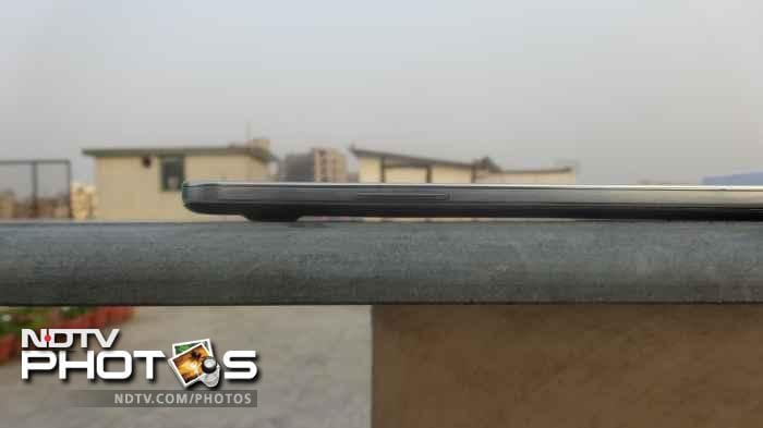 The volume rocker key is located at the left side of the phone.