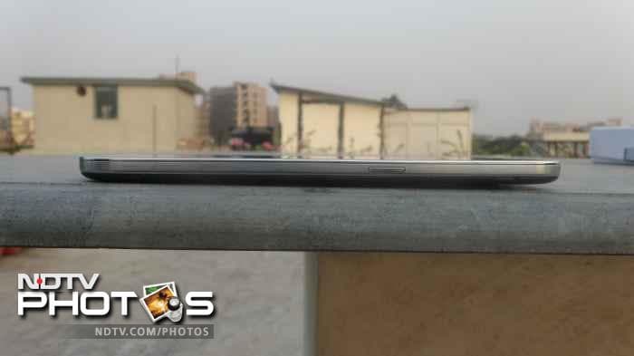 The Power/ Screen lock key is located at the right side of the phone.