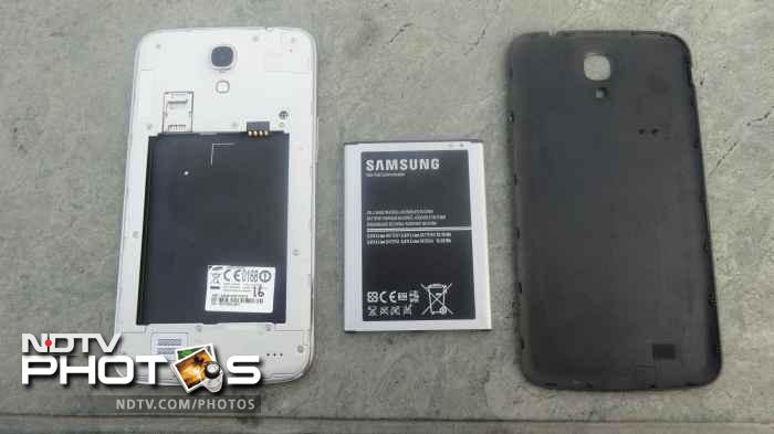 The Galaxy mega 6.3 comes with a removable back cover that hides a 3200mAh battery.