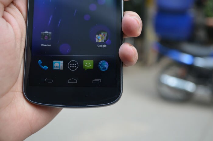 There are no physical buttons on the face of the device. The back, home and running apps can all be called up from the bottom of the touchscreen