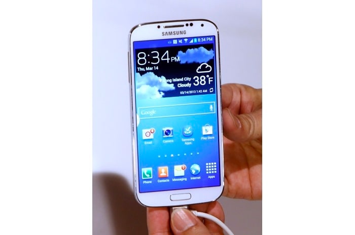 Control the Samsung Galaxy S IV without touching it with Air Gesture.