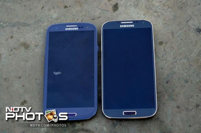 Samsung Galaxy S III (left) and Galaxy S4 (right).