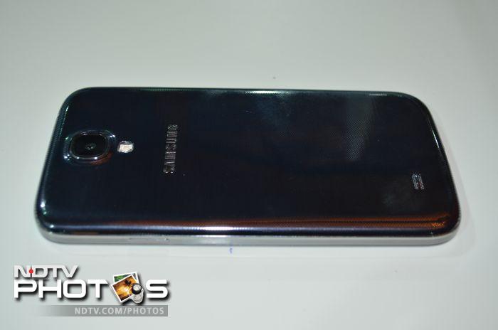 The back of Galaxy S4 in black mist colour.