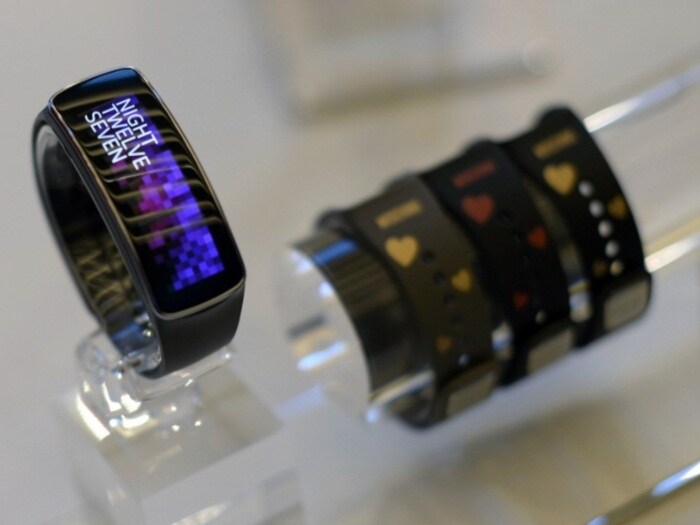 The Gear Fit comprises of  a pedometer, Exercise mode, Heart Rate and Sleep monitor, Stopwatch and a Timer.