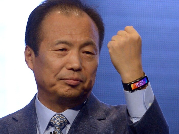 Samsung Gear Fit comes with a 1.84-inch screen size packing a 432 x 128 pixel resolution.