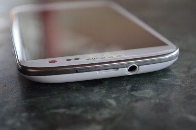 The device comes with a standard Li-ion 2100mAh battery. Here we see the 3.5mm headphones jack on the top.