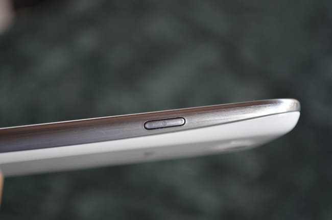 The power button located on the left is used for turning the device on/off and for locking/unlocking it as well.