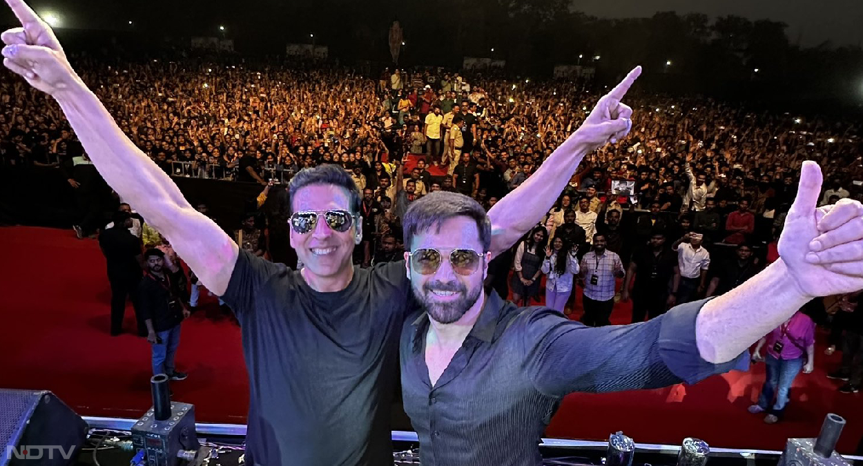 सेल्‍फी फ‍िल्‍म अकेली अक्षय कुमार की नहीं है। उनके साथ मुख्‍य भूमिका में अभ‍िनेता इमरान हाशमी भी हैं। इस फ‍िल्‍म को निर्देशित किया है राज मेहता ने। वह अक्षय कुमार के साथ गुड न्‍यूज जैसी हिट फ‍िल्‍म दे चुके हैं। इंडस्‍ट्री को उम्‍मीद थी कि सेल्‍फी भी बॉक्‍स ऑफ‍िस पर बड़ी हिट साबित होगी। फ‍िल्‍म में नुसरत भरूचा और डायना पेंटी जैसी अभिनेत्रियां भी हैं। 4 सितारों के बावजूद यह फ‍िल्‍म दर्शकों को सिनेमाघरों तक नहीं खींच पा रही है।