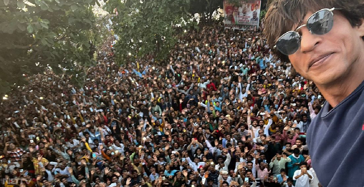 दिल्‍ली हाई कोर्ट को ओर से फ‍िल्‍म जवान को लेकर एक आदेश पारित किया गया है। न्यायमूर्ति सी हरि शंकर की ओर से पारित आदेश के तहत यूट्यूब, गूगल, ट्विटर जैसे सोशल मीडिया प्लेटफॉर्म्‍स को निर्देश दिए गए हैं कि वो फिल्म जवान के कॉपीराइट कंटेंट को प्लेटफॉर्म पर दिखाने वालों के खिलाफ सख्ती से कदम उठाए जाएं। ऐसे प्‍लेटफॉर्म्‍स का एक्‍सेस ब्‍लॉक करने की बात भी कही गई है।