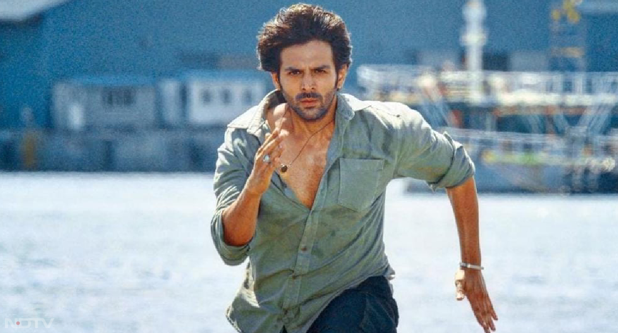 बॉक्‍स ऑफ‍िस पर शहजादा संघर्ष करती हुई दिखाई दे रही है। कहा जा रहा है कि यह फ‍िल्‍म शाहरुख खान की पठान (Pathaan) और अक्षय कुमार की सेल्‍फी (Selfiee) के बीच ‘पिस' गई। अपने दूसरे वीकेंड पर कोई कमाल नहीं द‍िखाने के बाद शहजादा के लिए बीता सोमवार बुरा साबित हुआ। भारतीय बॉक्‍स ऑफ‍िस पर फ‍िल्‍म महज 27 लाख रुपये ही बटोर पाई। रिपोर्ट्स के अनुसार, मंगलवार को भी फ‍िल्‍म का कलेक्‍शन कमजोर रहा है।