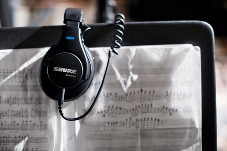 <strong>SRH440 Professional Studio Headphones</strong> &ndash; Tuned to deliver accurate audio reproduction, the SRH440 is optimised for professional audio equipment, including DJ mixers, mixing consoles, and headphone amplifiers. <br />
<br />
The adjustable headband and collapsible construction make the SRH440 ideal for recording and monitoring.
