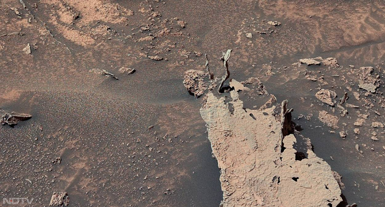 पर्सवेरेंस रोवर मंगल ग्रह के जेजेरो क्रेटर Jezero Crater रीजन में खोज कर रहा है। पर्सवेरेंस की जांच में अबतक पता चल पाया है कि यह इलाका संभवतः लंबे समय से निष्क्रिय मार्टियन ज्वालामुखी से बना है। यहां अतीत में यानी अरबों साल पहले पानी की मौजूदगी भी रही होगी।