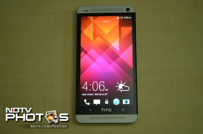 <a href="http://gadgets.ndtv.com/htc-one-37">HTC One</a> features a 4.7-inch screen with 1080p display. <br />
Launch price Rs. 42,990<br />
<a href="http://gadgets.ndtv.com/mobiles/features/8-full-hd-smartphones-you-can-buy-starting-rs-14999-382526">Read more</a>