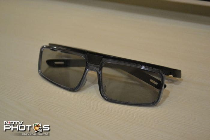 Four pieces of 3D glasses (TDG-500P) are bundled with the TV.