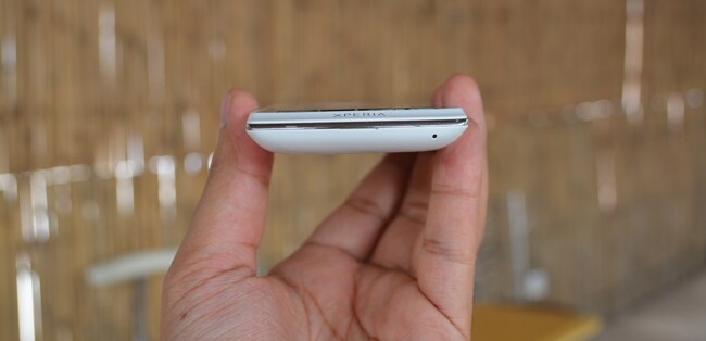 The base of the smartphone is clean with just the primary mic at the bottom right corner.