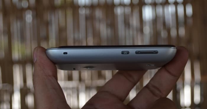 The right panel houses the volume rocker button. The SIM-switch button for the Sony Xperia tipo dual is also on this side.