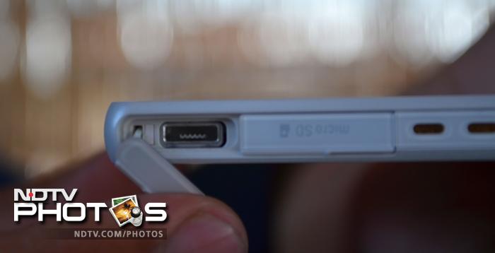 The micro-USB port is located at the left side, with the company choosing to not mark its flap.