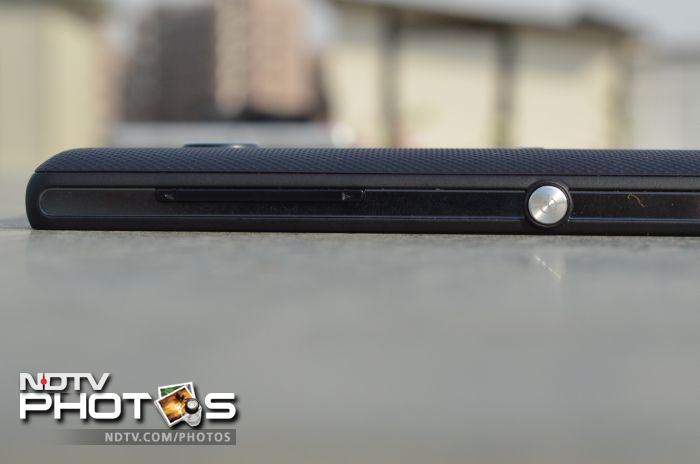 On the right side you'd see a volume rocker and a big round aluminium power/screen-lock button.