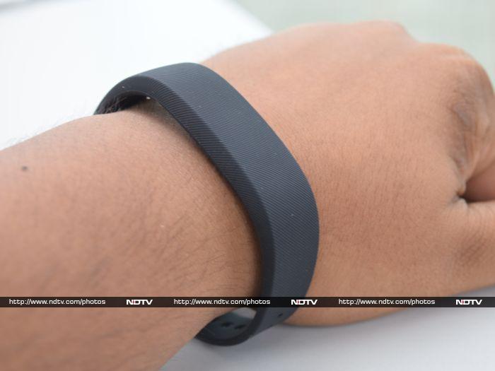 With the SmartBand, Sony provides two straps of different sizes.