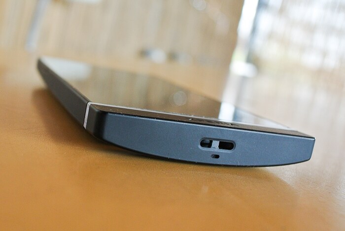 The base of the Sony Xperia S is sturdy.