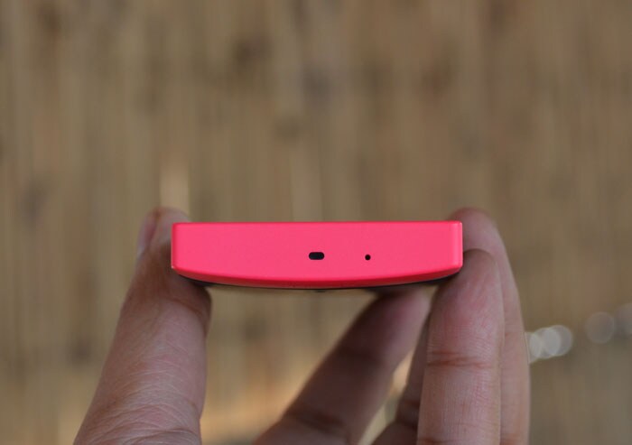 It comes with an exchangeable bottom caps. These caps are available in white, black, pink and yellow colours.