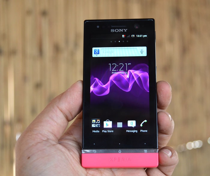 Sporting a 3.5-inch display, the smartphone feels good to hold in the hands.