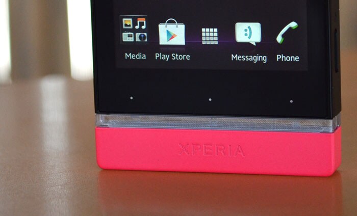 The transparent bar over the bottom cap lights up for notifications and alerts. The LED also changes colours while browsing photographs or listening to music.
