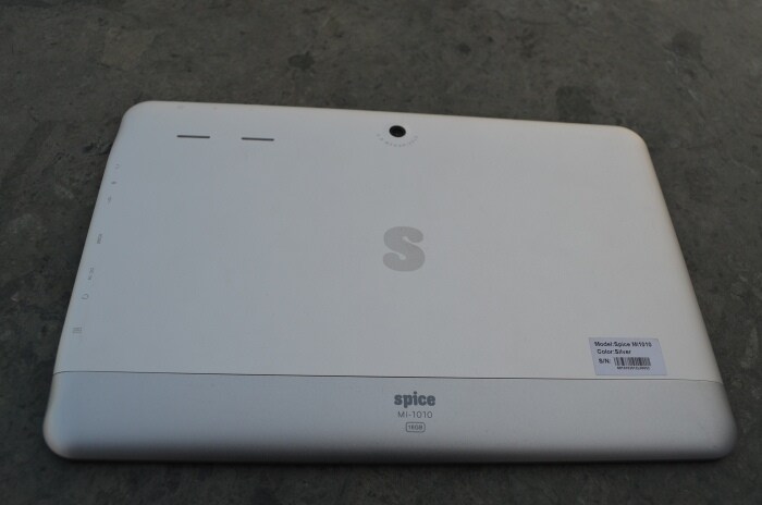 The silver back which is made of plastic, has a matte finish. It also sports the Spice logo, placed right at the middle, two speaker grills and the camera lens at the top.