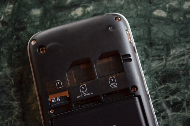 Examining the inside, the Spice Mi-425 has a dual-SIM slot and a microSD card slot, which are placed adjacent to each other just above the battery.