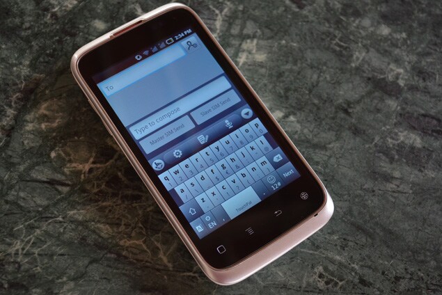 The phone has curved edges and a matte-finish and pearl white body. The screen of the Spice Mi-425 is surrounded by a thin chrome strip, which is further outlined by a thicker aluminium strip.