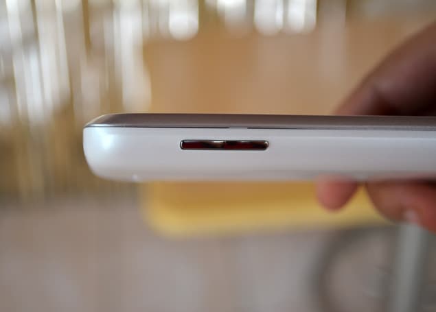The Spice Mi-425 has a multi-format audio and video player, along with FM radio. Here we see the the volume rocker, which is located on the left of the handset.