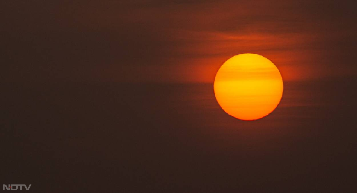 सूर्य में हो रही ये घटनाएं साल 2025 तक अपने पीक पर होंगी। इसे सोलर मैक्सिमम कहते हैं। इस अवधि में सूर्य बहुत ज्&zwj;यादा &lsquo;उग्र' हो जाता है। उसमें सनस्&zwj;पॉट उभरते हैं, जिनसे कोरोनल मास इजेक्&zwj;शन (CME) और सोलर फ्लेयर्स निकलते हैं। ये पृथ्&zwj;वी पर सौर तूफान लाते हैं। यह सिलसिला 2025 में अपने पीक पर पहुंचने वाला है। कहा जा रहा है कि 2025 में पृथ्&zwj;वी पर &lsquo;इंटरनेट सर्वनाश' (internet apocalypse) के हालात होंगे। तस्&zwj;वीरें, नासा से।