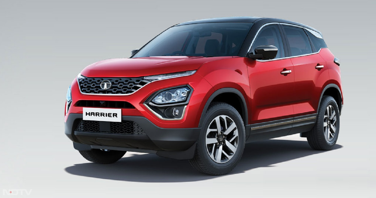 Tata Motors ने एक्सटीरियर में कोई बदलाव नहीं किया है। इस एसयूवी में 17 इंच के डायमंड-कट एलॉय व्हील, जेनॉन एचआईडी प्रोजेक्टर हेडलैंप, 3डी एलईडी टेललैंप और क्रोम फिनिशर है।