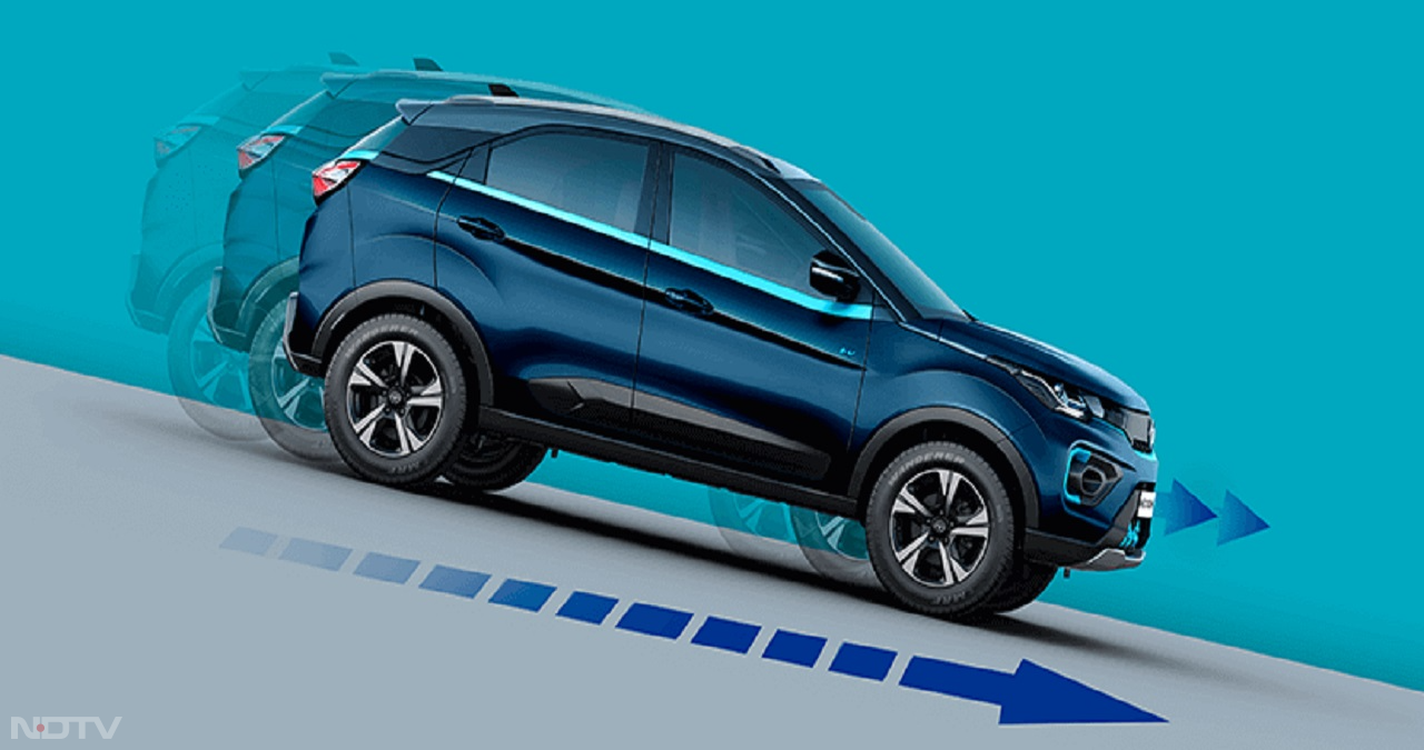 अगर स्पेसिफिकेशंस की बात की जाए तो Tata Nexon EV में 30.2 kWh लिथियम आयन बैटरी और EV Max में 40.5kWh का पॉवरफुल लीथियम आयन बैटरी आती है। इसमें Ziptron टेक्नोलॉजी दी गई है।