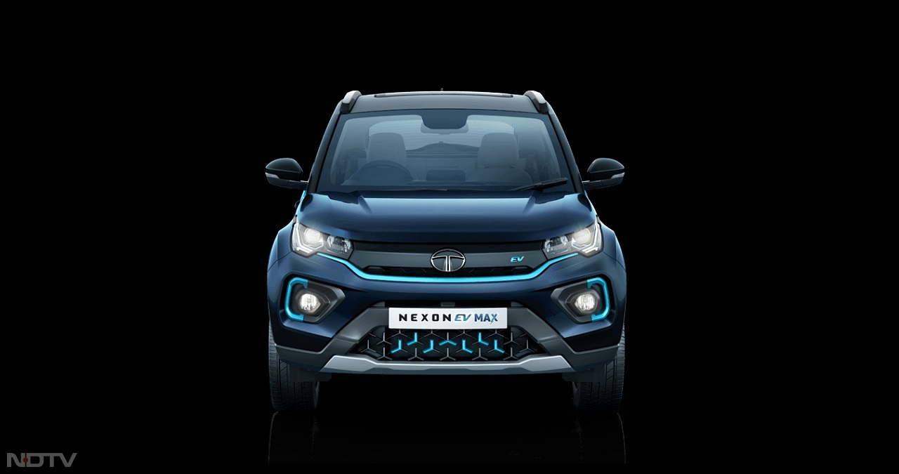 Nexon EV की इलेक्ट्रिक मोटर 129 PS की पावर और 245 NM का टार्क जनरेट करती है। जबकि EV Max की इलेक्ट्रिक मोटर 143 PS की पावर और 250 NM का टॉर्क जनरेट करती है।
