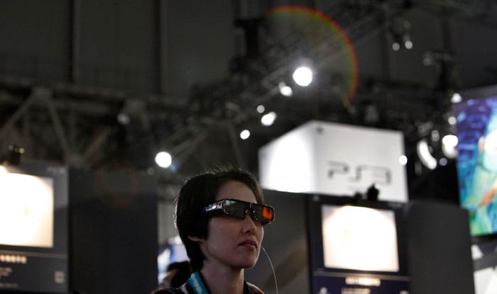A visitor tries on 3D glasses as she watches a demonstration of 3D games at Sony's booth during the Tokyo Game Show in Makuhari, near Tokyo, Thursday, Sept. 16, 2010. Sony's PlayStation 3 game console will work as a Blu-ray disc player for 3-D movies and music videos, not just 3-D games, with a software update download starting Sept. 21. (Photo: AP)