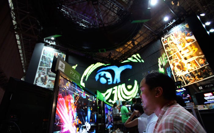 A visitor tries out his favorite game at Capcom's booth during the Tokyo Game Show in Makuhari,  near Tokyo, Thursday, Sept. 16, 2010. (Photo: AP)
