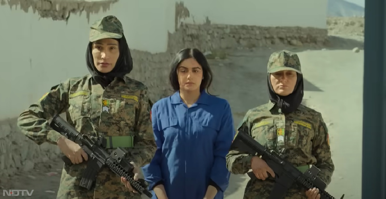 sacnilk का अनुमान है कि यह फ‍िल्‍म ओपनिंग डे पर 6.50 करोड़ रुपये तक कमा सकती है। कुछ मीडिया रिपोर्टों में 10 करोड़ रुपये कलेक्‍शन का अनुमान लगाया गया है। यह कलेक्‍शन फ‍िल्‍म ‘कश्‍मीर फाइल्‍स' के पहले दिन के कलेक्‍शन से भी ज्‍यादा है। कश्‍मीरी पंडितों की त्रासदी पर बनी विवेक अग्निहोत्री की फ‍िल्‍म ने पहले दिन 3.55 करोड़ रुपये की कमाई की थी।