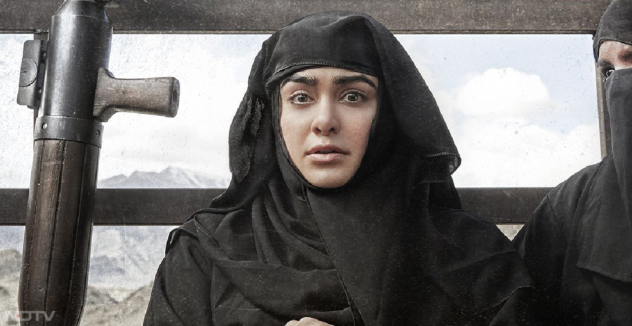 ‘द केरला स्‍टोरी' उन महिलाओं की बात करती है, जिन्‍होंने इस्‍लाम धर्म को अपनाया और आतंकी संगठन आईएसआईएस (ISIS) में शामिल हो गईं। मेकर्स का दावा है कि केरल में 32 हजार से ज्यादा लड़कियां गायब हुई हैं। अदा शर्मा ने फ‍िल्‍म में मुख्‍य भूमिका निभाई है। वह फ‍िल्‍म ‘1920' से चर्चा में आई थीं। अदा के अलावा फ‍िल्‍म में योगिता बिहानी, सोनिया बलानी और सिद्धि इडनानी हैं। फ‍िल्‍म का निर्देशन सुदीप्तो सेन ने किया है। कहानी भी उन्‍हीं ने लिखी है।