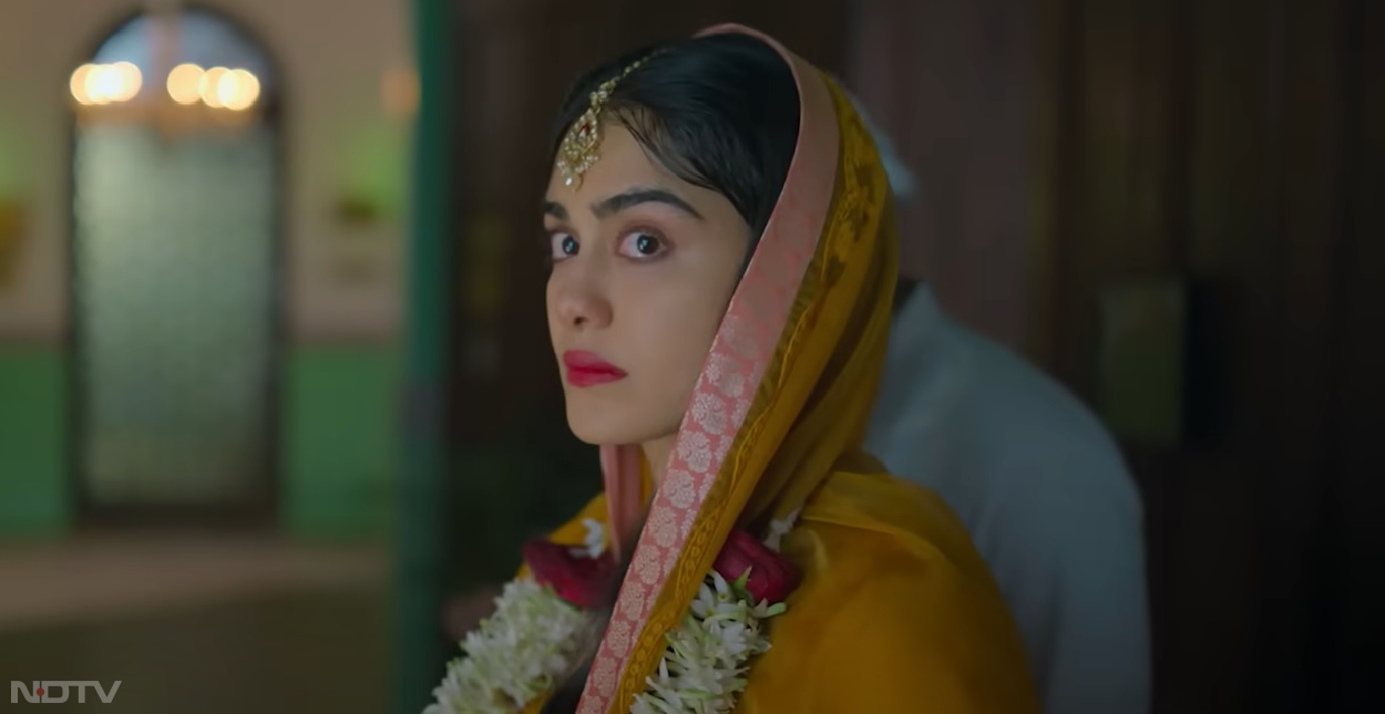 ‘द केरला स्‍टोरी' उन महिलाओं की बात करती है, जिन्‍होंने इस्‍लाम धर्म को अपनाया और आतंकी संगठन आईएसआईएस (ISIS) में शामिल हो गईं। मेकर्स का दावा है कि केरल में 32 हजार से ज्यादा लड़कियां गायब हुई हैं। अदा शर्मा ने फ‍िल्‍म में मुख्‍य भूमिका निभाई है। वह फ‍िल्‍म ‘1920' से चर्चा में आई थीं। अदा के अलावा फ‍िल्‍म में योगिता बिहानी, सोनिया बलानी और सिद्धि इडनानी हैं। फ‍िल्‍म का निर्देशन सुदीप्तो सेन ने किया है। कहानी भी उन्‍हीं ने लिखी है।