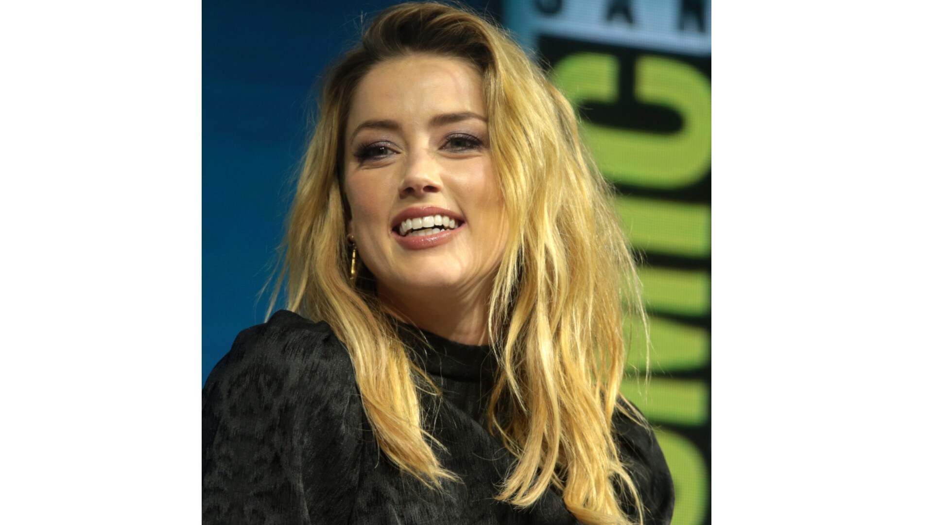 एम्‍बर हर्ड (Amber Heard) : एम्‍बर हर्ड एक हॉलीवुड अभिनेत्री हैं। पूर्व पति जॉनी डेप से तलाक उन्‍हें सुर्खियों में रखता है। हाल में अपने पूर्व पति से मानहानि का एक मुकदमा हारने के बाद एम्‍बर को जॉनी डेप को करोड़ों रुपये चुकाने पड़े थे। एम्‍बर एलन मस्‍क के साथ रिलेशनशिप में रह चुकी हैं। दोनों एक साल से ज्‍यादा समय तक रिलेशनशिप में रहे थे। सबसे पहले साल 2016 में इनके रिलेशनशिप की खबर सामने आई थी। एक साल तक डेट करने के बाद एम्‍बर और मस्‍क अलग हो गए। 2018 में फ‍िर साथ आए, लेकिन वह साथ ही कुछ महीनों ही चल पाया। मस्‍क के ट्विटर खरीदने के बाद एम्‍बर ने अपना अकाउंट डिलीट कर दिया है।
