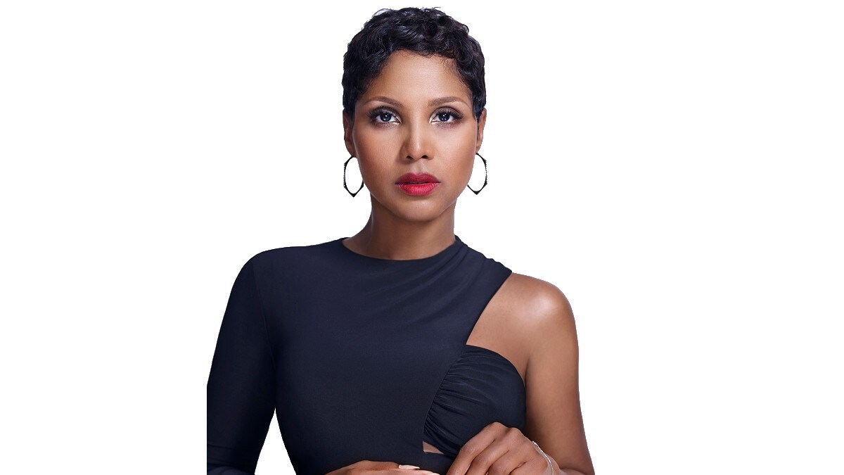 टोनी ब्रेक्सटन (Toni Braxton) : टोनी ब्रेक्सटन एक अमेरिकी आर एंड बी सिंगर हैं। दुनिया भर में उनके 70 मिलियन से अधिक रिकॉर्ड बेचे गए। वह इतिहास में सबसे ज्‍यादा म्‍यूजिक रिकॉर्ड बेचने वाली महिला कलाकारों में शामिल हैं। एलन मस्‍क के ट्विटर खरीदने के बाद वह भी इस प्‍लेटफॉर्म से जा चुकी हैं। उन्‍होंने लिखा, मैं ट्विटर से दूर रहना पसंद कर रही हूं। अब यह मेरे लिए, मेरे बेटों के लिए एक सुरक्षित जगह नहीं है।